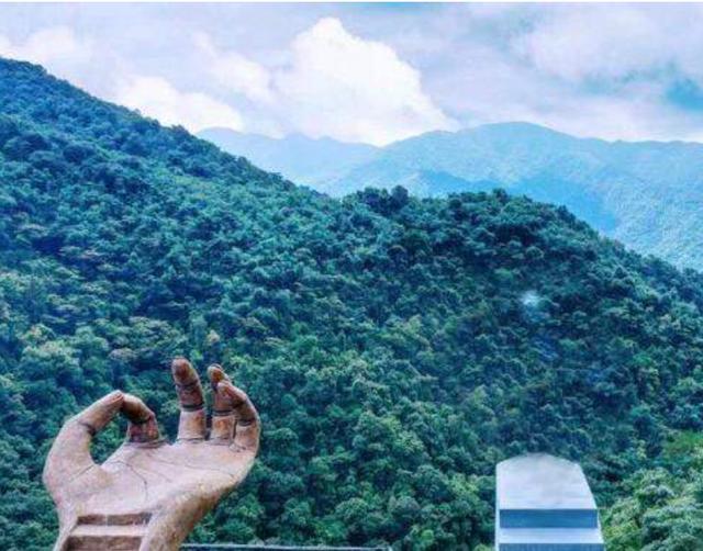 广东又一景区走红,巨型手掌引人注目,今成著名旅游打卡胜地