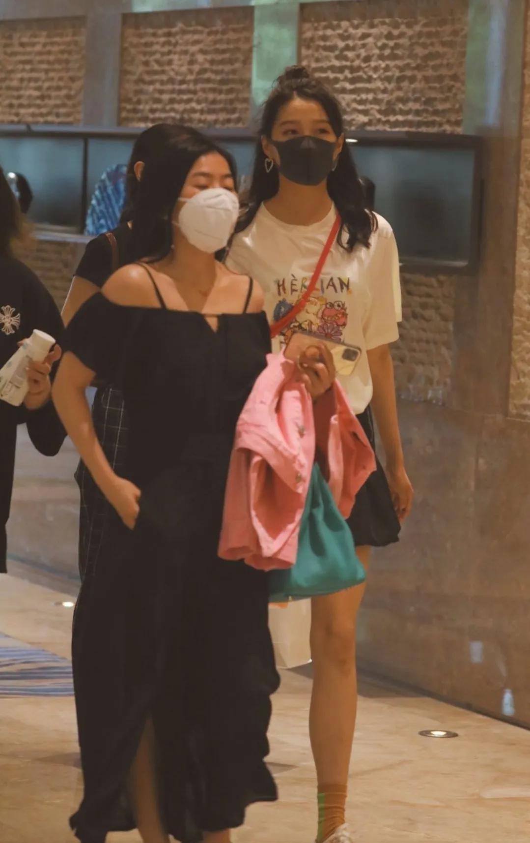 关晓彤"下班照"被疯传!看到她和助理同框的腿,突然羡慕鹿晗了