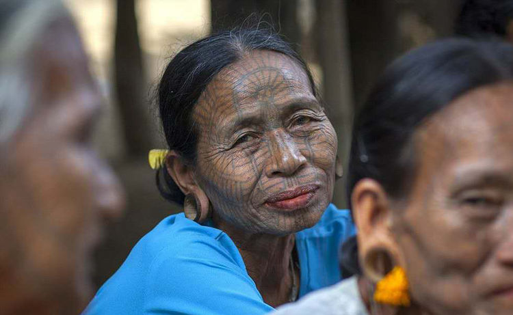 缅甸最神秘的部落,女子以纹面为美,奇特习俗竟源于云南?