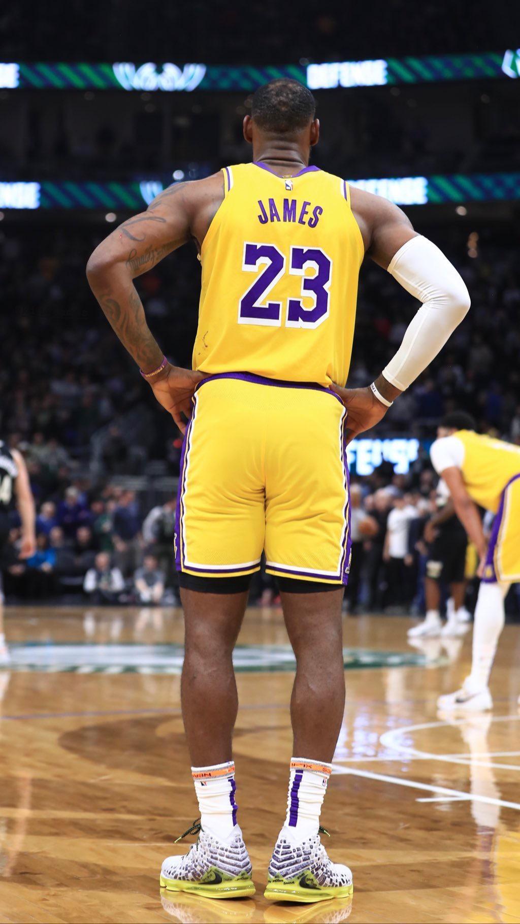 詹姆斯决定不把球衣背后的名字改成标语