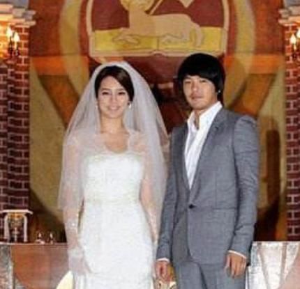 结婚两年之后,朴诗妍为富豪老公生下一女,开启一家三口的幸福生活.