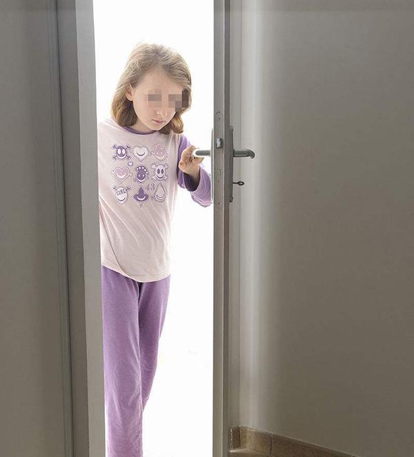 6岁女儿每天躲着妈妈换鞋妈妈起疑推开女儿卧室门后悔自责