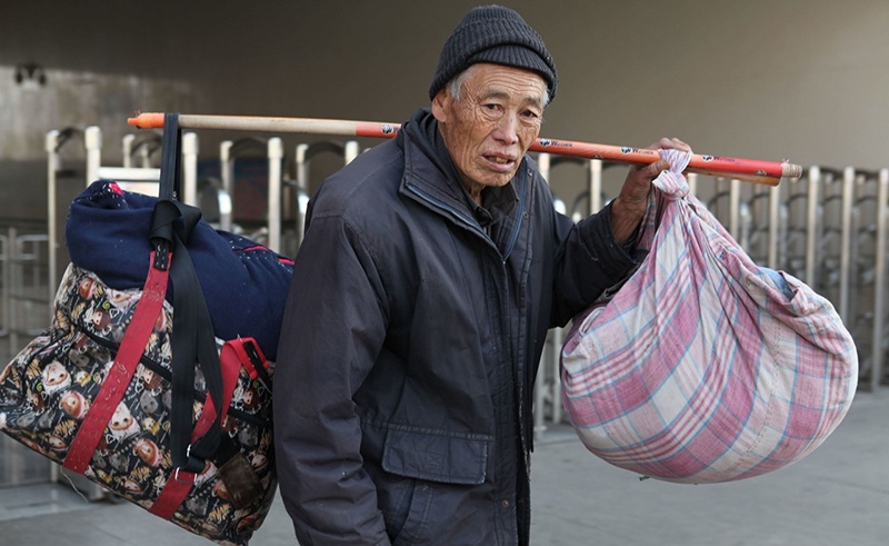 农民工,一个"内忧外患"的群体,俩问题处理不好,会越来越窘迫