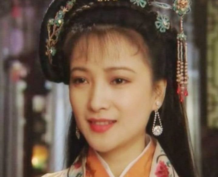 有越来越多的作品主动向何晴抛来了橄榄枝,于是何晴在《红楼梦》中