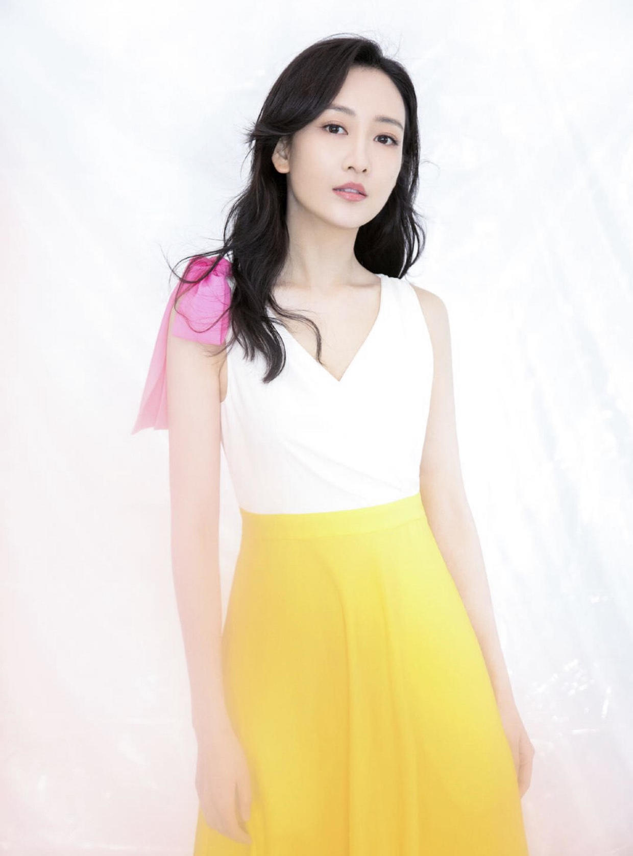 王鸥夏季穿搭白色v领上衣配黄色半身裙优雅大气美得清新脱俗