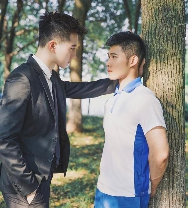 组图:英俊又高冷的一对小奶狗,好兄弟间的友谊,果然与众不同!