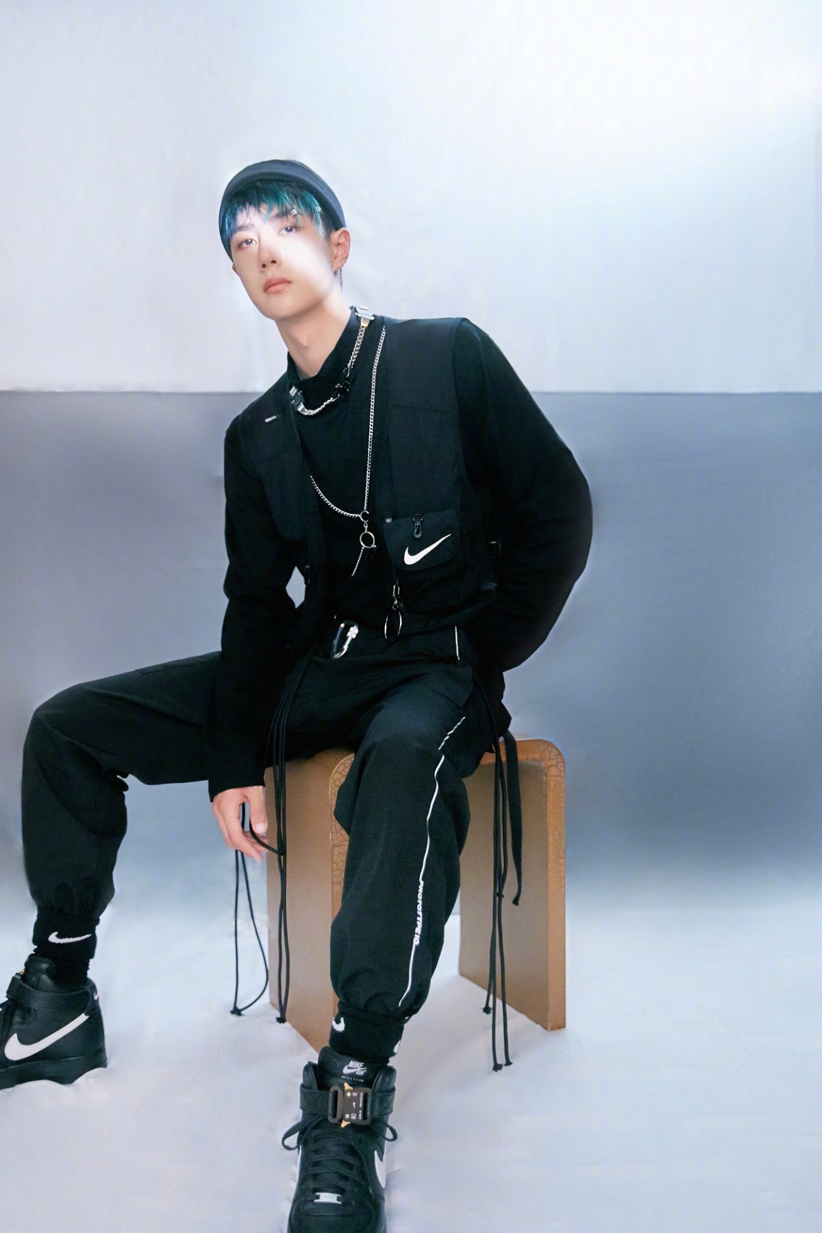 王一博的蓝绿色脏辫,很好地诠释了什么是酷盖和奶膘的完美结合