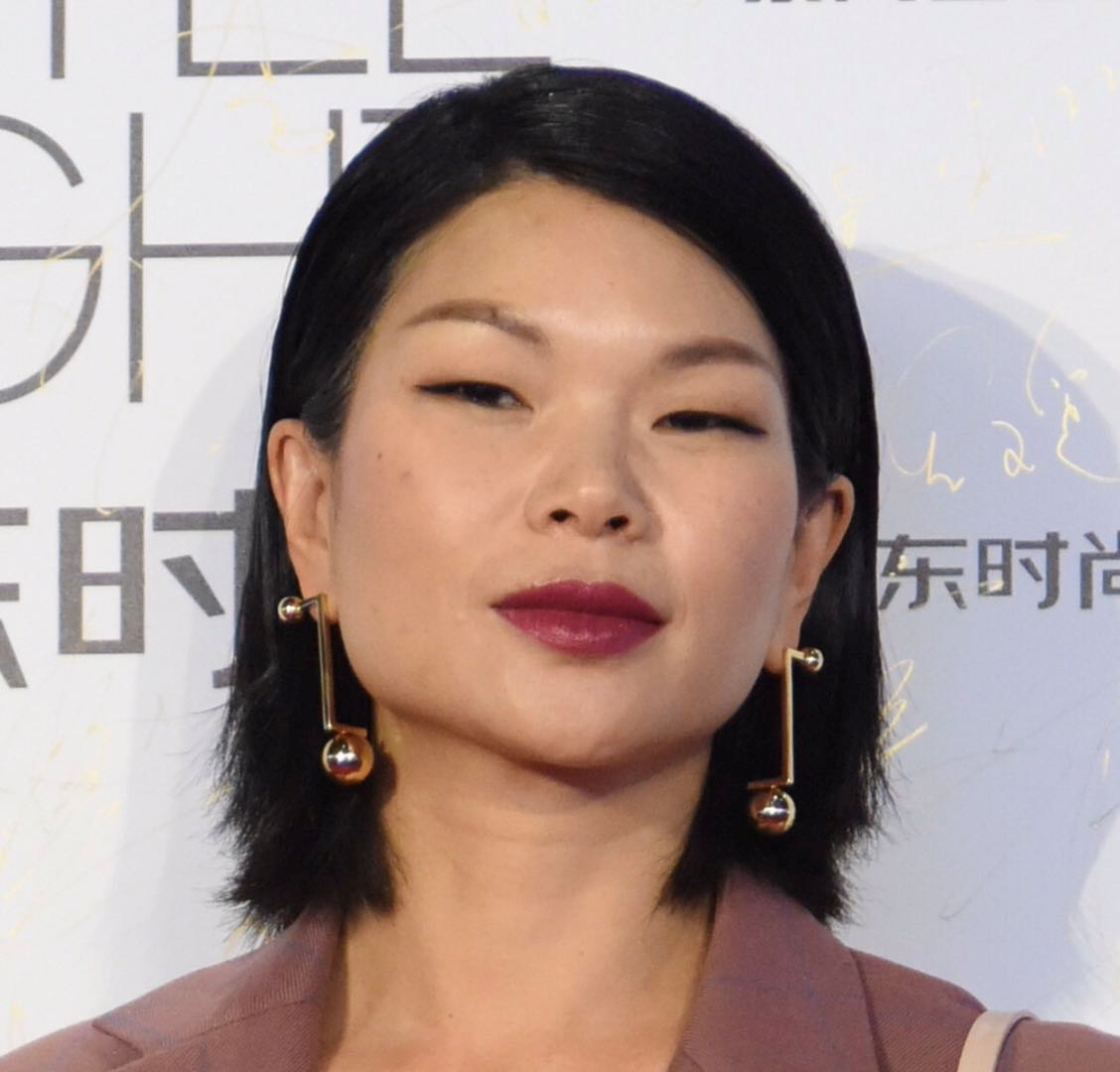 吕燕颜值不高,但身材比例很惊艳,一身oversize西装干练高级