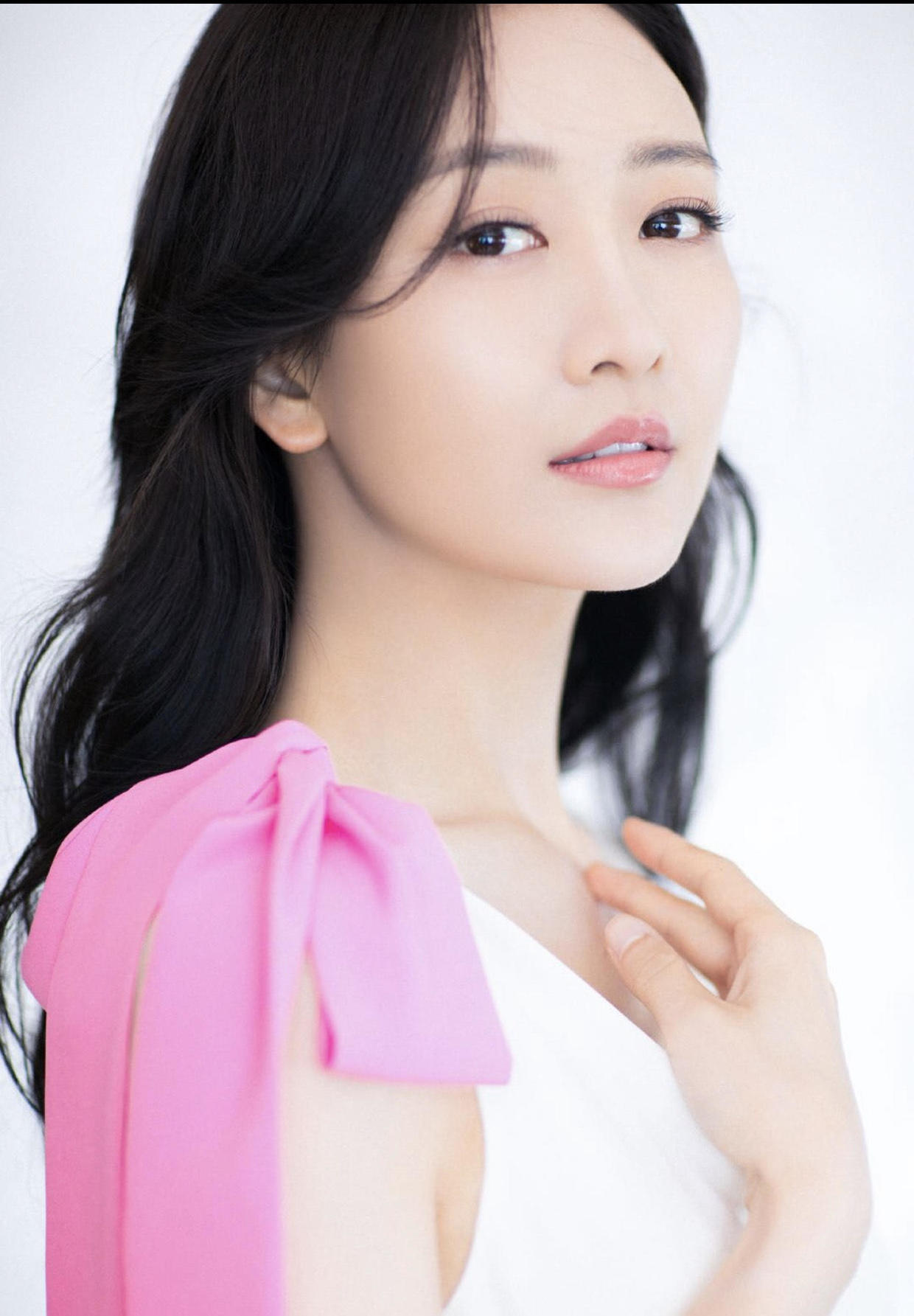 王鸥夏季穿搭白色v领上衣配黄色半身裙优雅大气美得清新脱俗