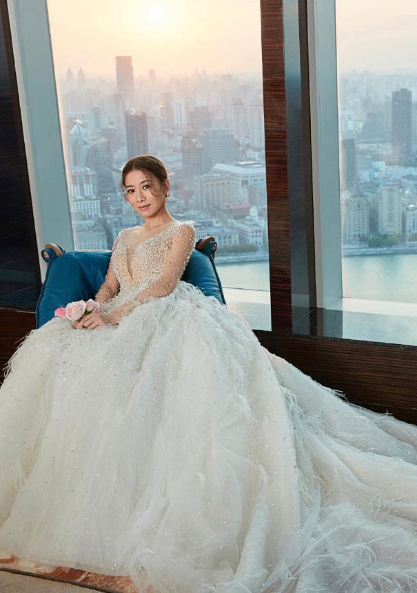 44岁佘诗曼拍摄新娘照,身穿白纱美艳动人,轻执裙摆如展翅天使
