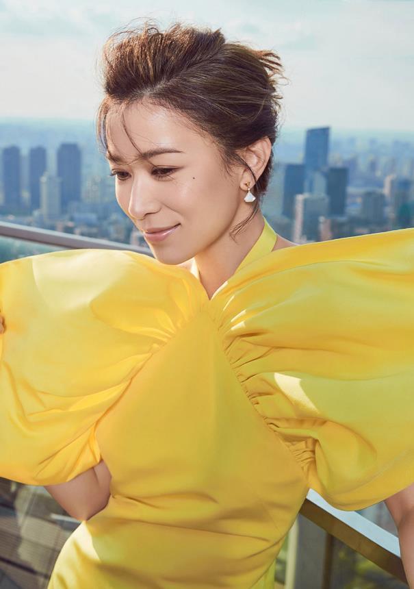 照片中,佘诗曼盘起一头长发,额前搭着几率细丝,随性而又舒适.