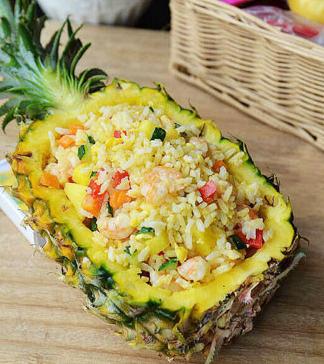 菠萝炒饭,水果蔬菜米饭完美组合,酸酸甜甜浓浓菠萝味,孩子超爱