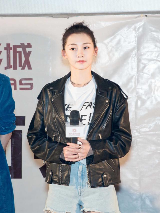 穿黑色皮质外套搭配牛仔裤,美如初恋女友