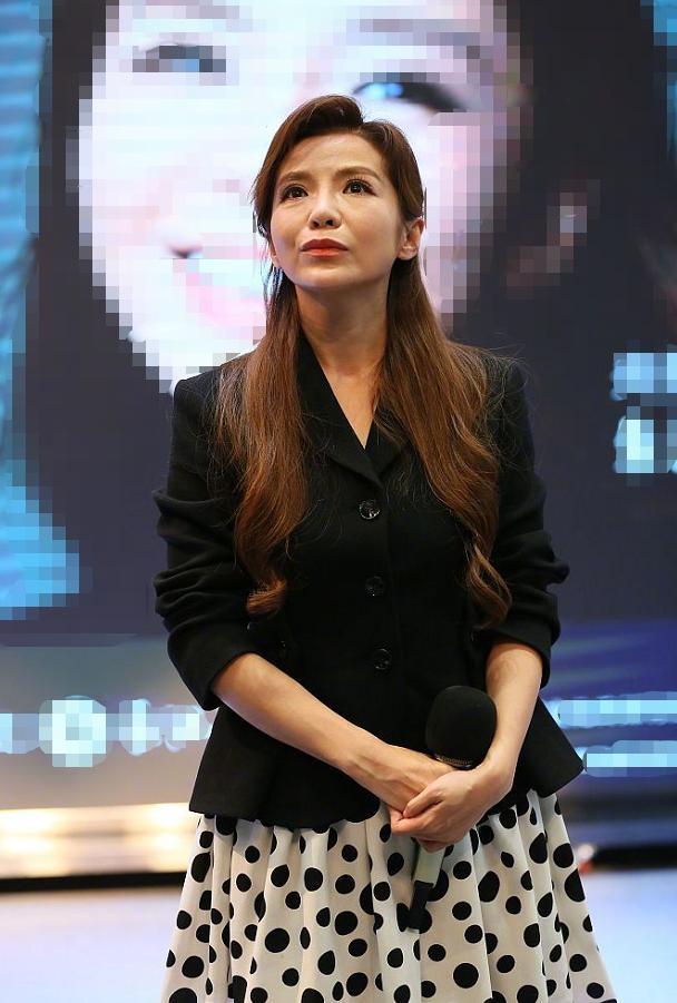 46岁朱迅近照精神焕发,染黄发穿波点裙十分减龄,不愧是气质女神