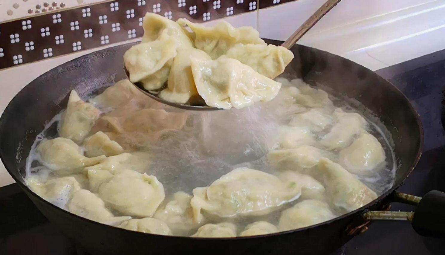 煮冻饺子时,最忌开水下锅,记住3点,饺子鲜香,不露馅不破皮