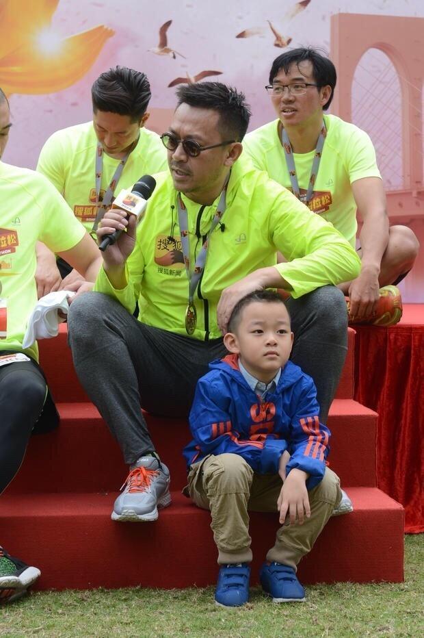 王学兵首次晒全家福,儿子手举奖牌呆萌可爱?网友:傲娇小眼神