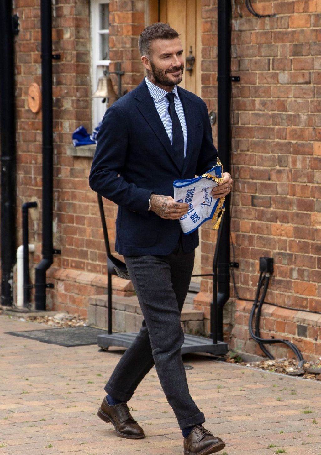 45岁贝克汉姆亮相活动!发量浓密西装帅气,不老男神气场让人惊讶