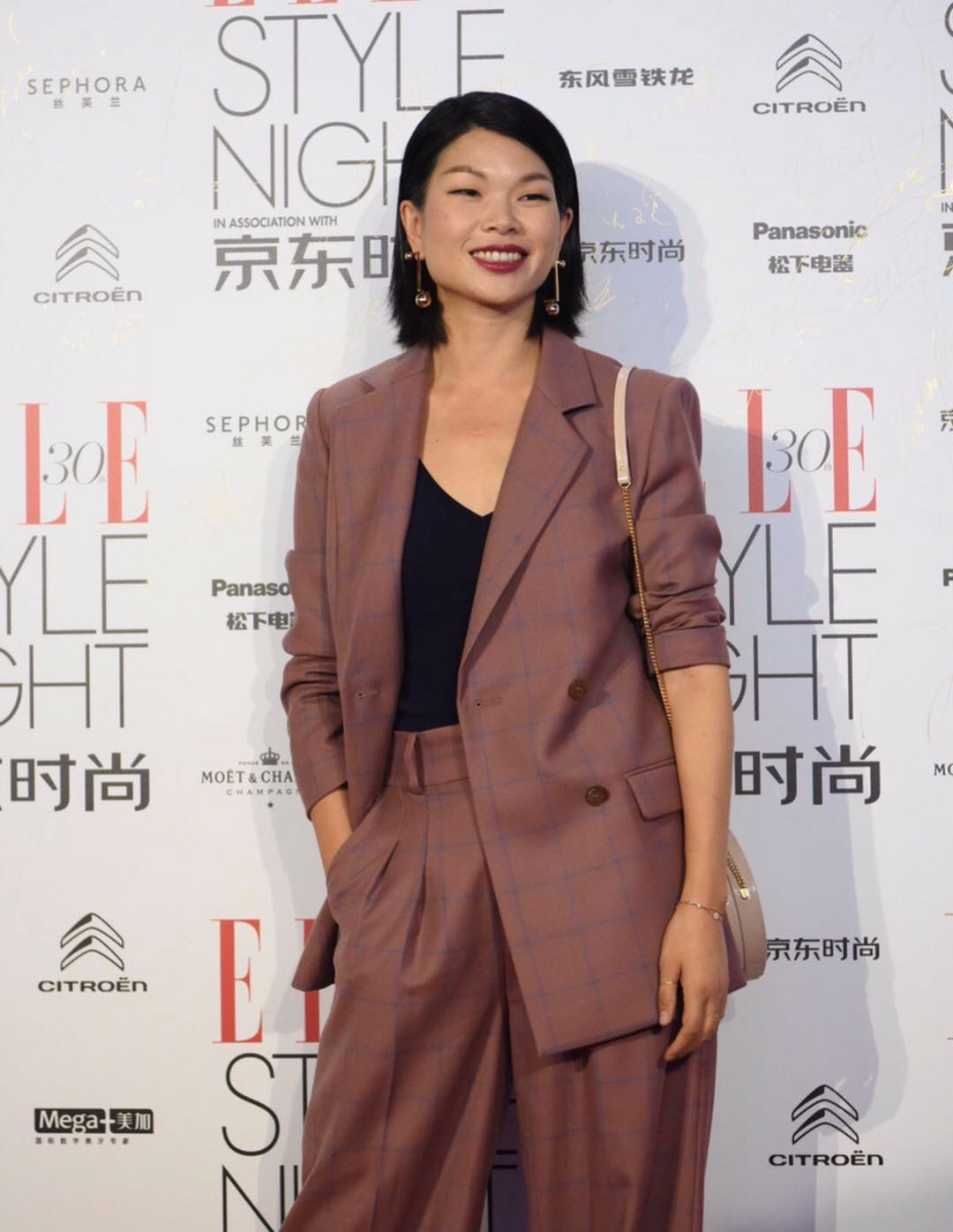 吕燕颜值不高,但身材比例很惊艳,一身oversize西装干练高级