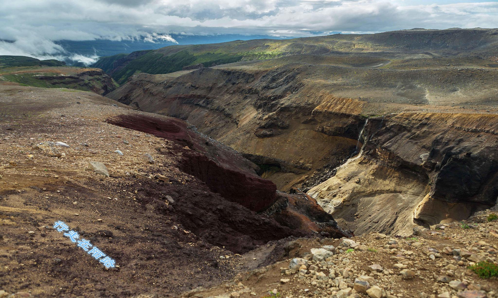 俄罗斯永冻土融化:地面下陷百米深,出土3万年前的马化石