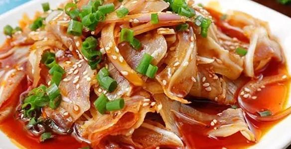 夏天只想推荐一些凉爽的下饭菜,红油猪耳朵,肉质脆嫩,红油喷香