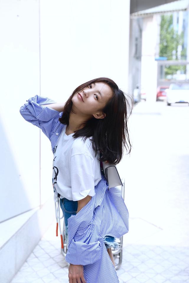 她热播剧与陈建斌上演老少恋,今穿连体裤配条纹外套,清新俏皮