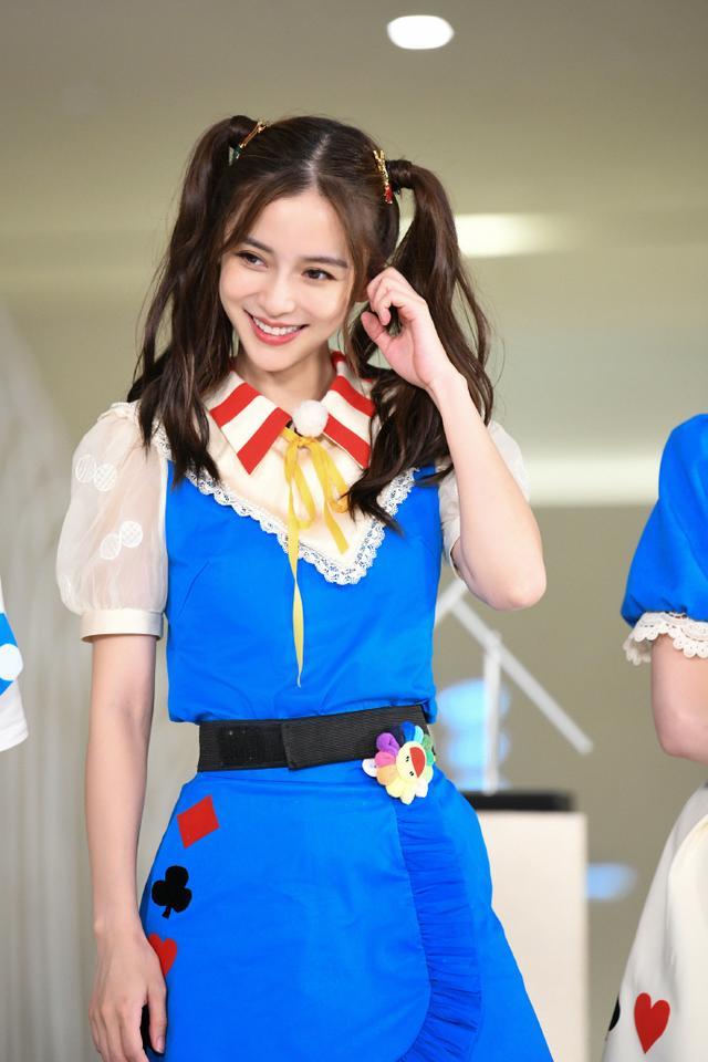 杨颖身穿蓝色不规则裙搭配双马尾造型变身元气少女,灵动又可爱