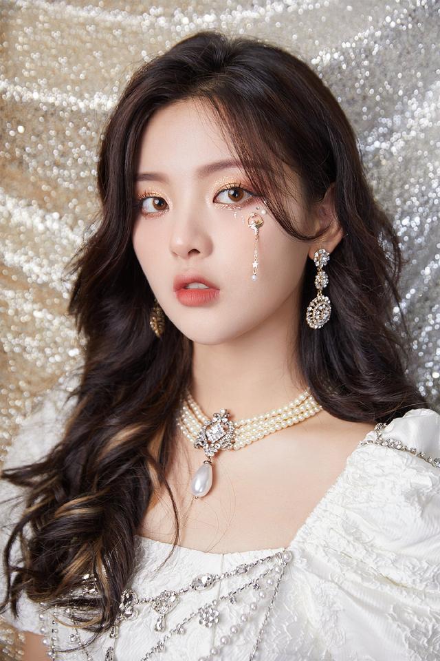 火箭少女再曝团体造型,杨超越眼妆出圈,傅菁异域风造型美艳迷人