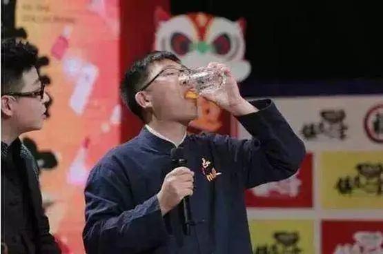甚至央视,人民日报等"直播带货国家队"也纷纷下场直播.