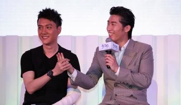 窦骁不光和赵丽颖是好友,和她老公冯绍峰也是相当的熟,窦骁和冯绍峰因