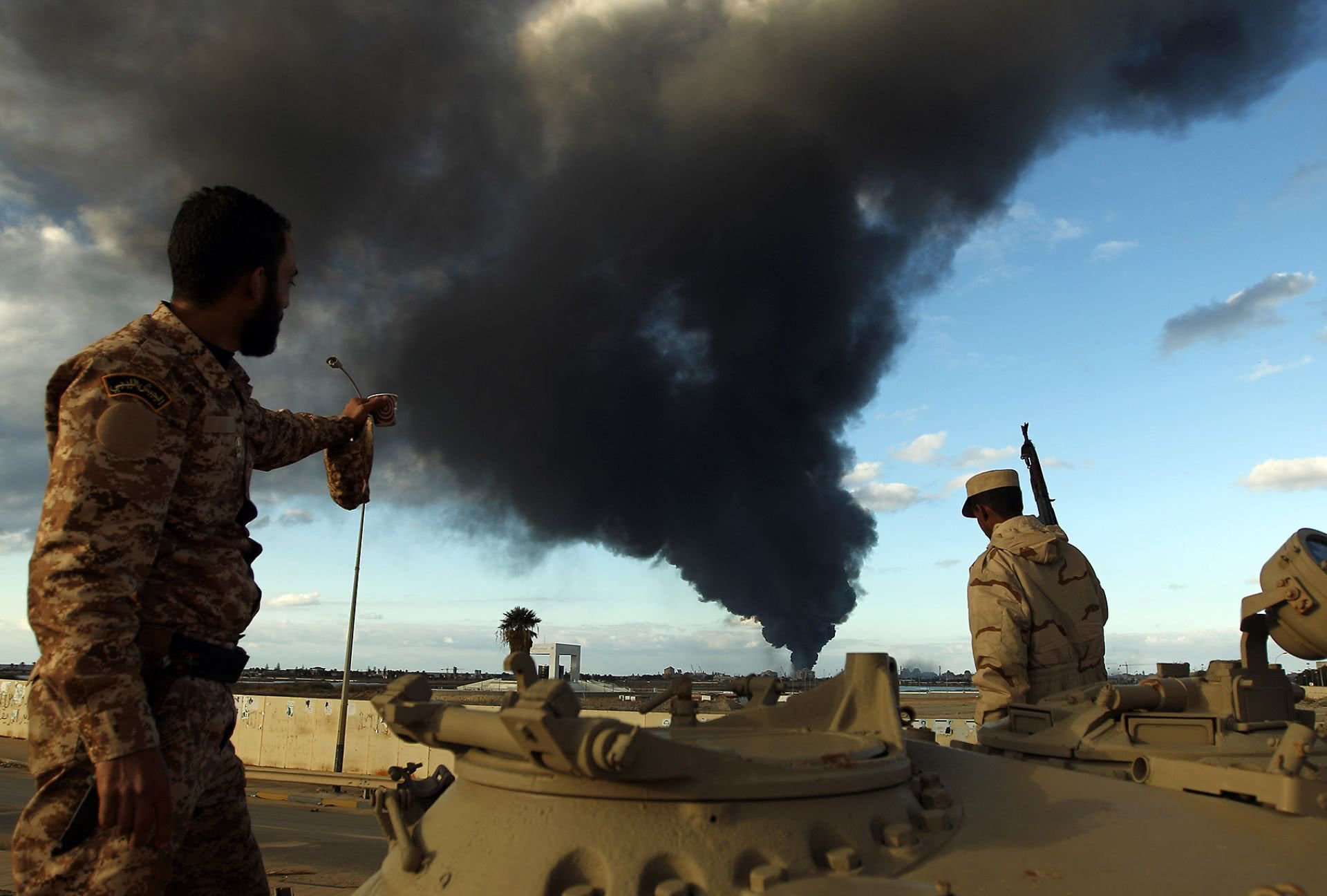 爆发了科索沃战争,美国为首的北约连续78天的轰炸南联盟,造成了1800人