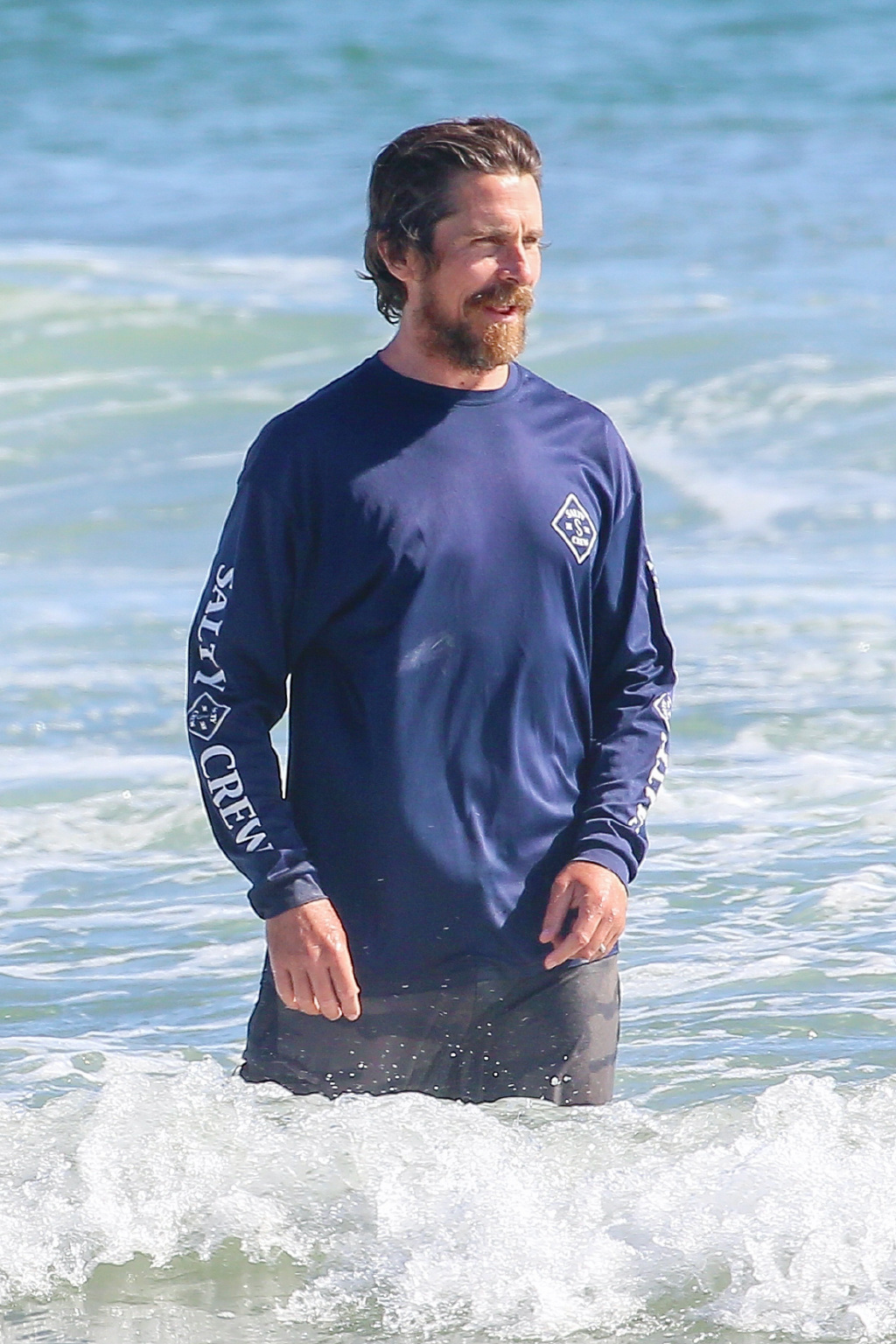 克里斯蒂安·贝尔海边冲浪!侧身照没有一点赘肉,蝙蝠侠身材够酷