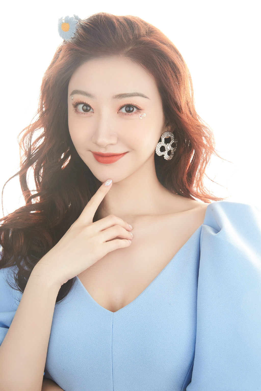 景甜越来越甜美可爱,大波浪卷发搭配蓝色连衣裙简约时髦,美极了