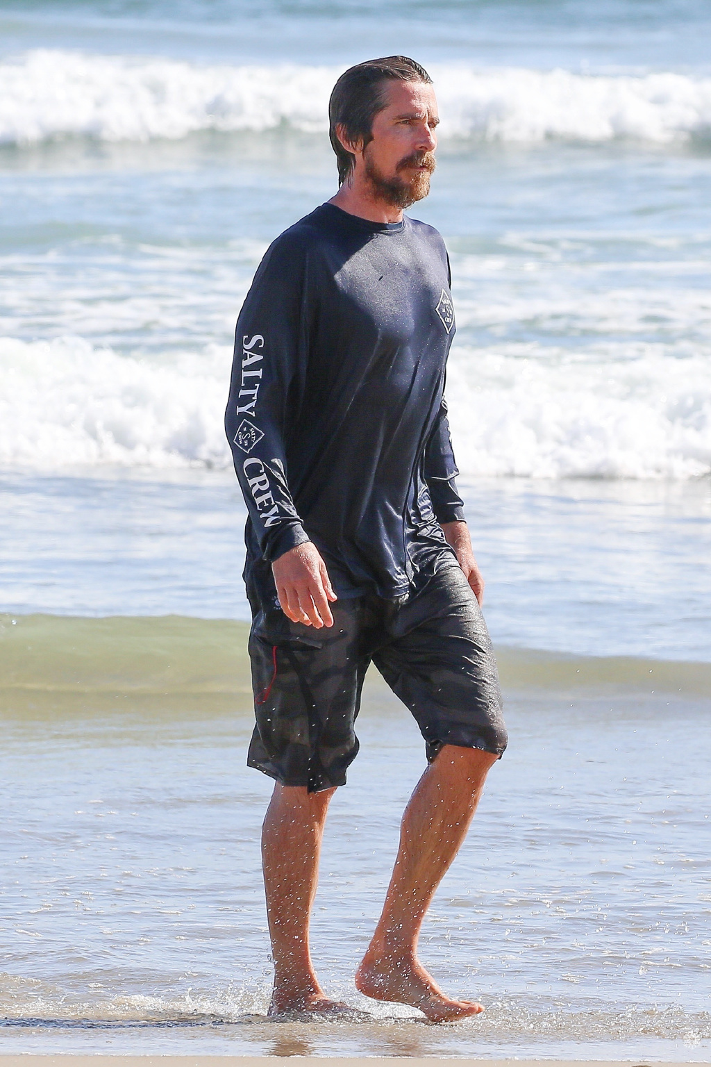 克里斯蒂安·贝尔海边冲浪!侧身照没有一点赘肉,蝙蝠侠身材够酷