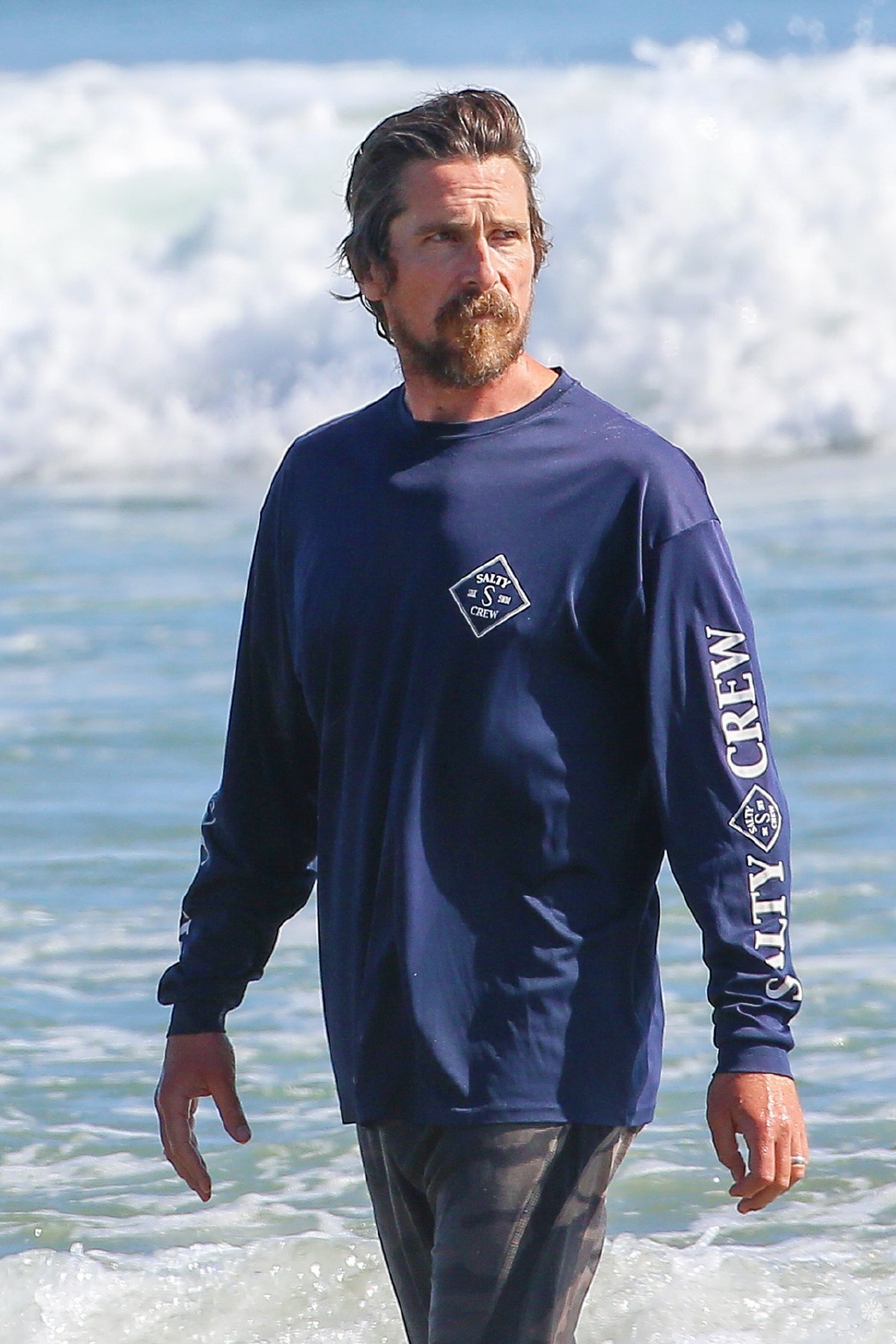 克里斯蒂安·贝尔海边冲浪!侧身照没有一点赘肉,蝙蝠侠身材够酷