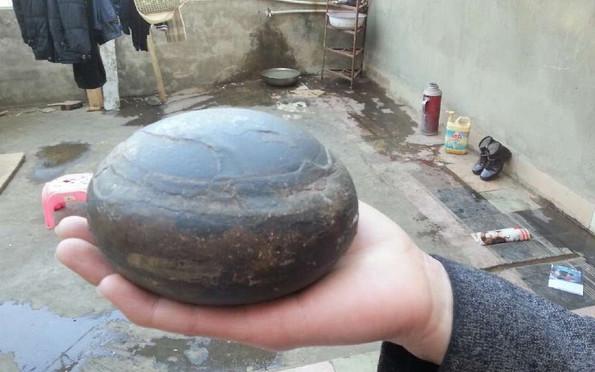 农村男子河边捡到"天外陨石"专家却说破石头,不值钱