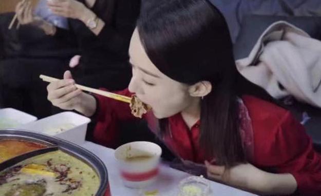 赵丽颖《中餐厅》化身马卡龙少女,糖果色服装超可爱,花瓣裤吸睛