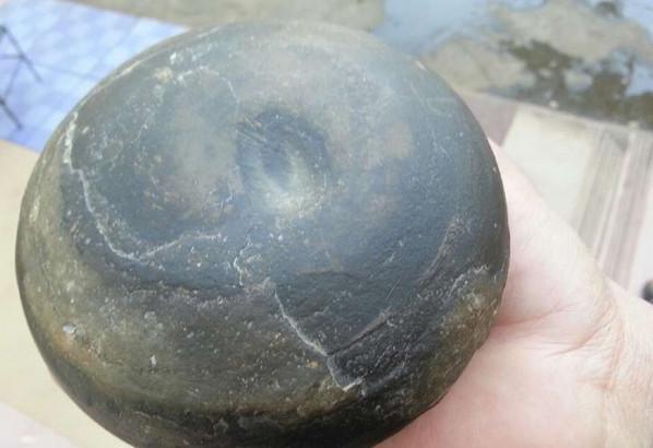 农村男子河边捡到"天外陨石"专家却说破石头,不值钱