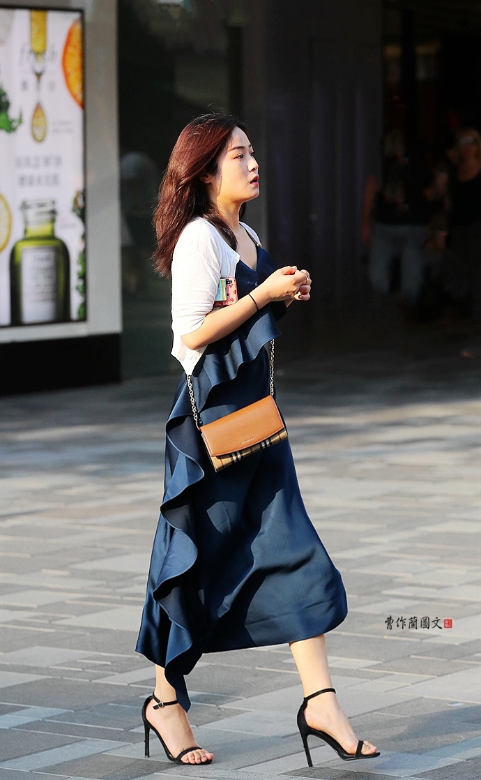 街拍细高跟凉鞋美女清凉着并且挺拔着