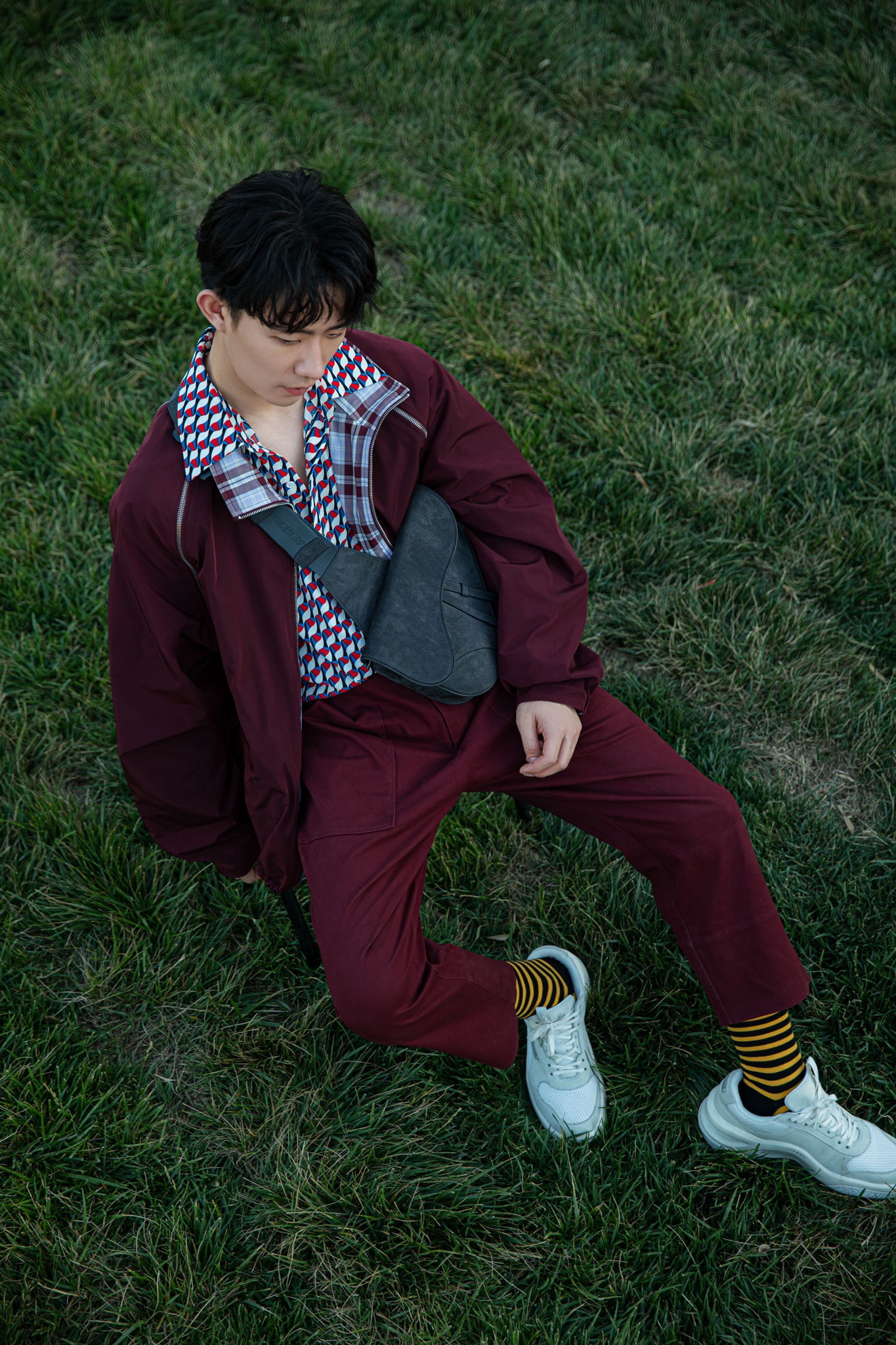 郑好夏日休闲写真曝光  条纹衬衣搭配酒红运动衣诠释沉郁少年
