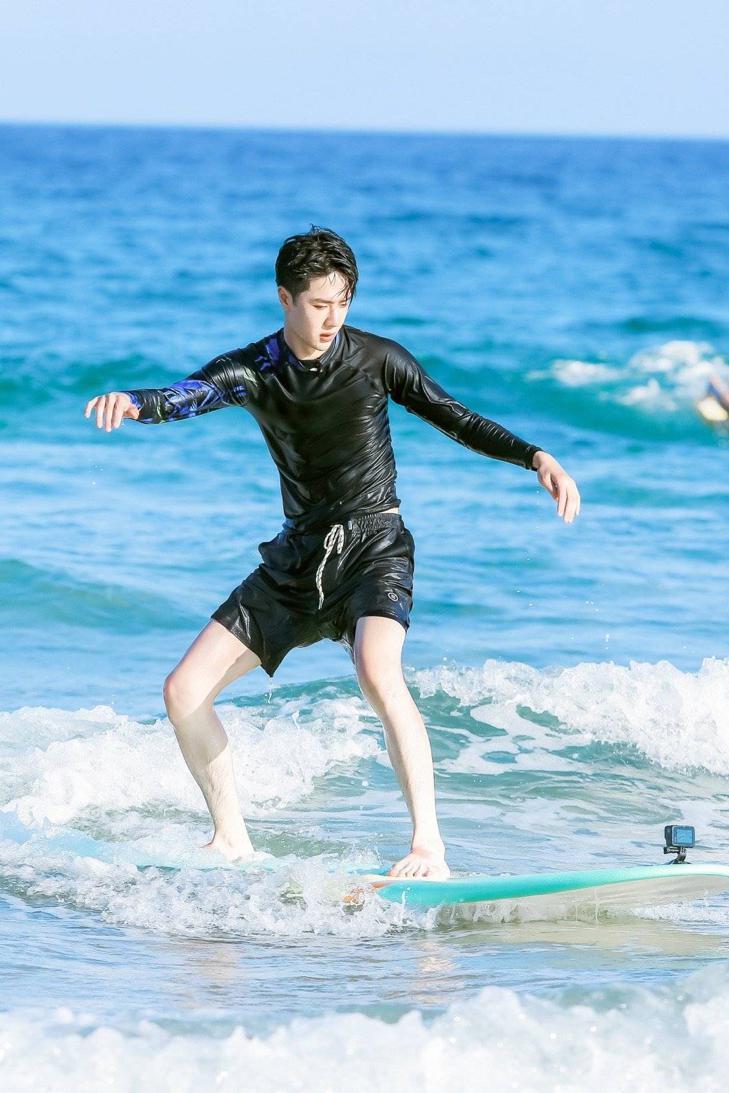 爱冲浪的明星:李现帅炸王一博一次上板,他被称"海之子"!