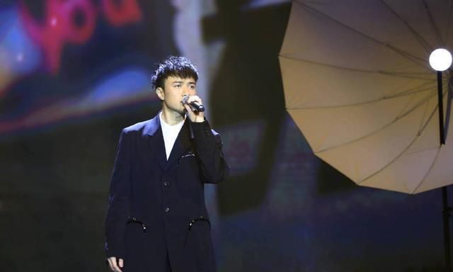 古巨基晒一家三口同框照,庆祝结婚六周年,不料被他的头发抢镜了