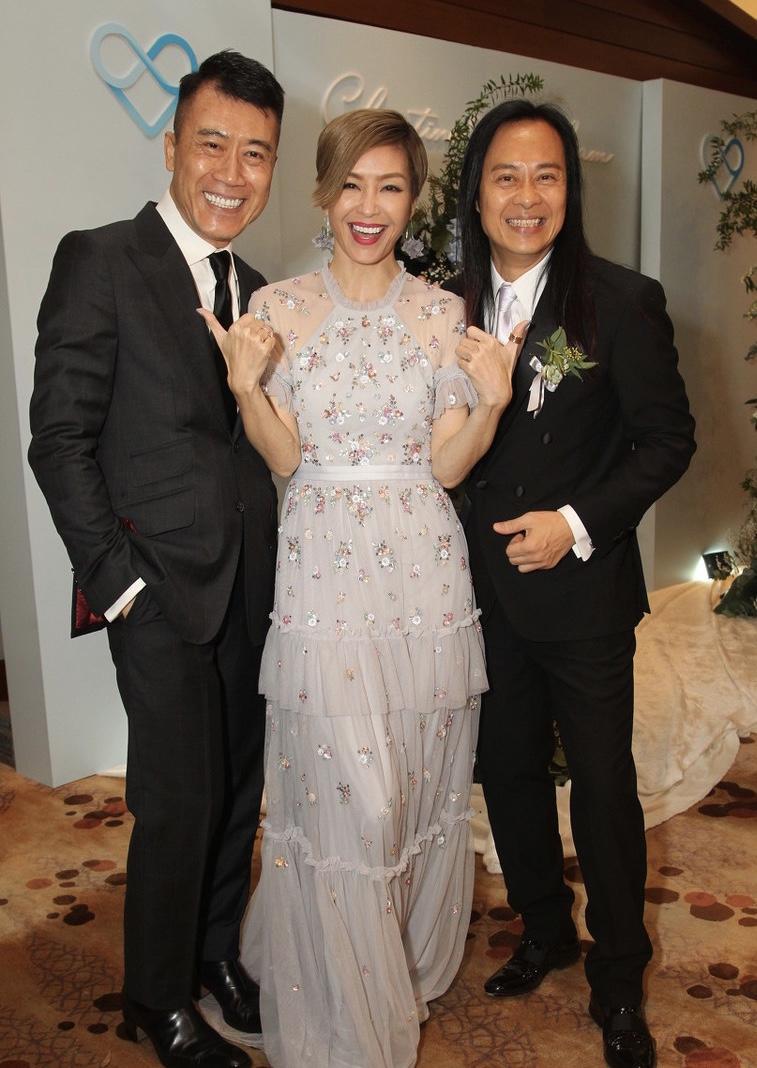 伍咏薇和老公罕见同框,身穿一袭薄纱连衣裙优雅大气,温婉高贵