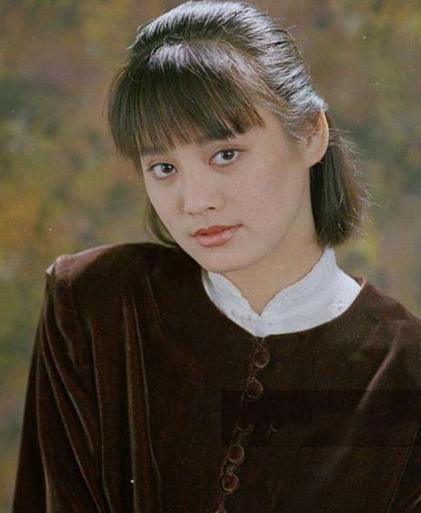 宁静当年有多美?上街被路人围观,张国荣称赞她无法用言语形容