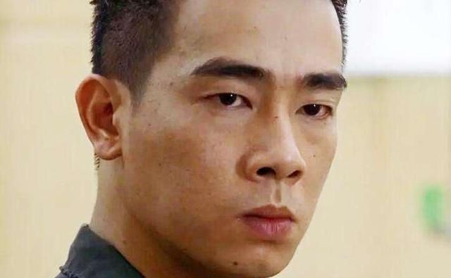 的人都知道,他现实中是个很随和很有意思的人,并不会没事板着脸发狠