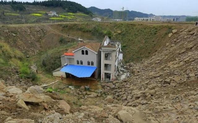 湖北最惨钉子户独居废墟四年断水断电仅靠蜡烛照明