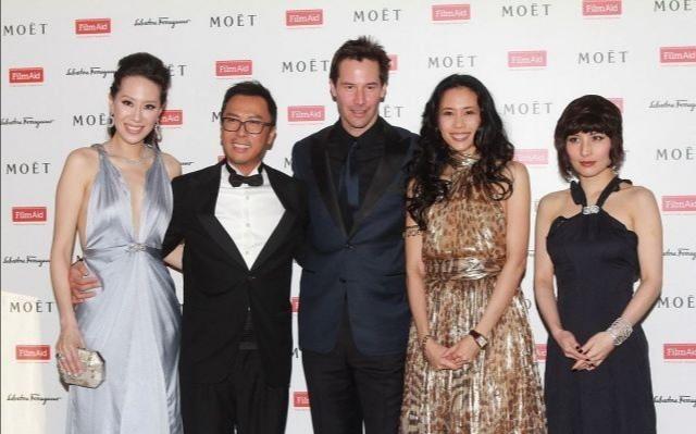 赌王千金沦为配角何超仪同框莫文蔚太失色身高矮一截发型尴尬