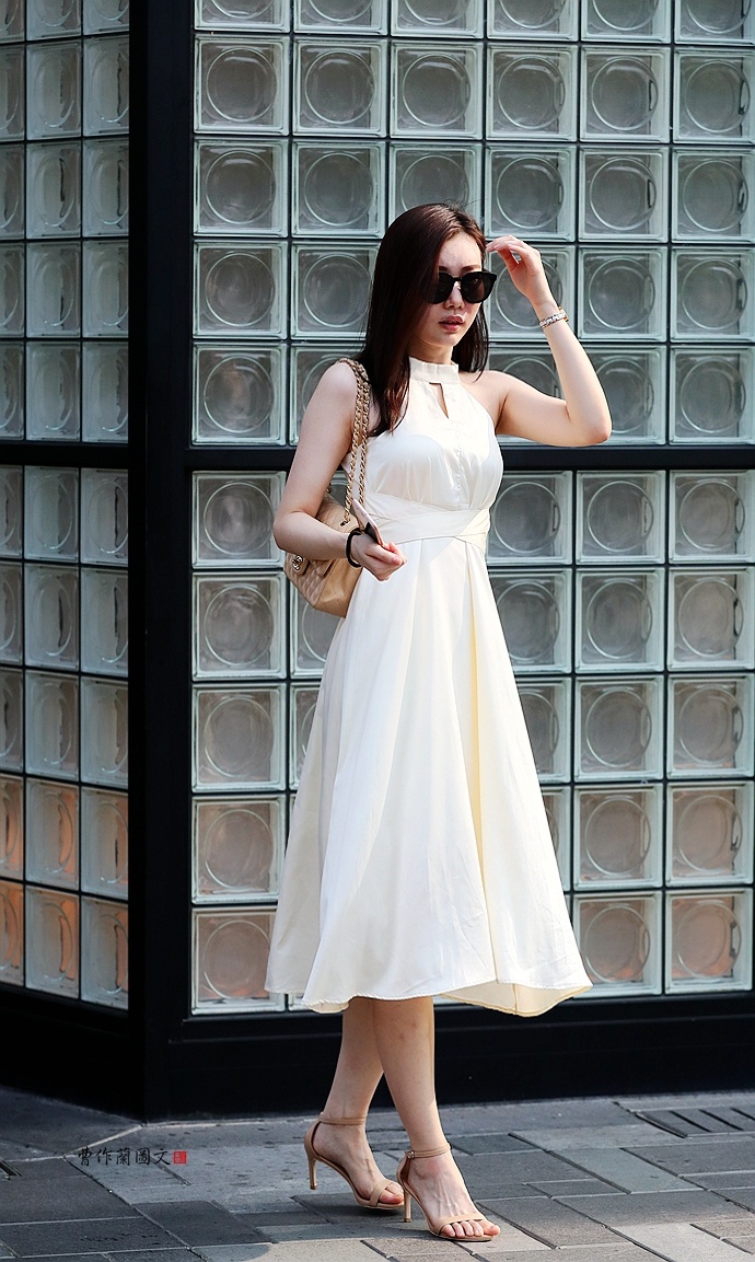 街拍细高跟凉鞋美女清凉着并且挺拔着