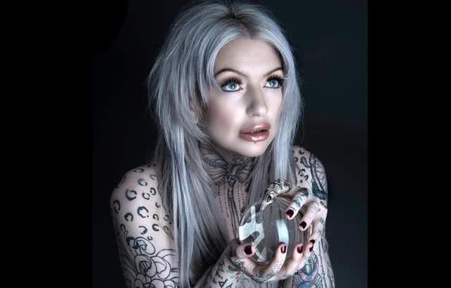 美女称自己身上拥有最多纹身多达100种她计划将全身都纹上