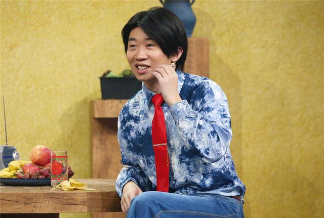 杨迪走红纯属意外?那你也太颜控了吧,穿西装戴眼镜的他也超帅