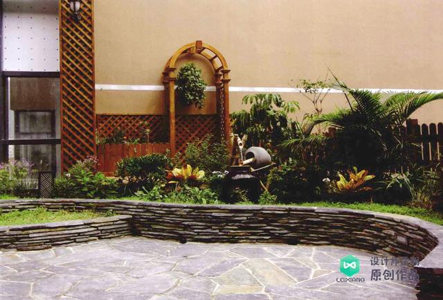 酒店的门口是与花池充分结合的弧形木平台,毫无遮蔽的空间设计更有